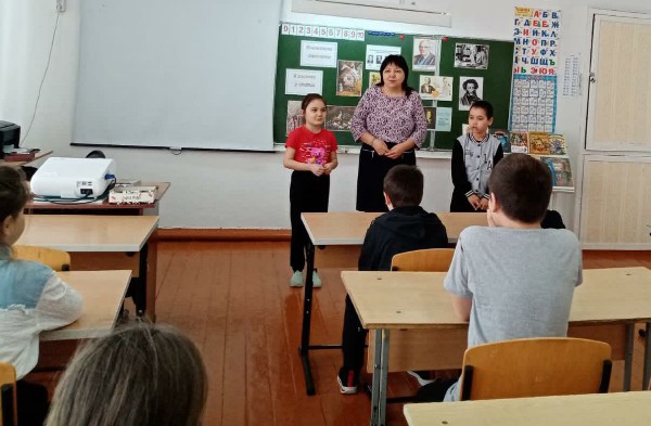 педагог - библиотекарь Венера Тимербулатовна Мамбетова.
