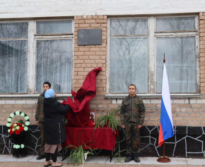 В Пушкинской школе в память о погибшем на СВО установили памятную доску.